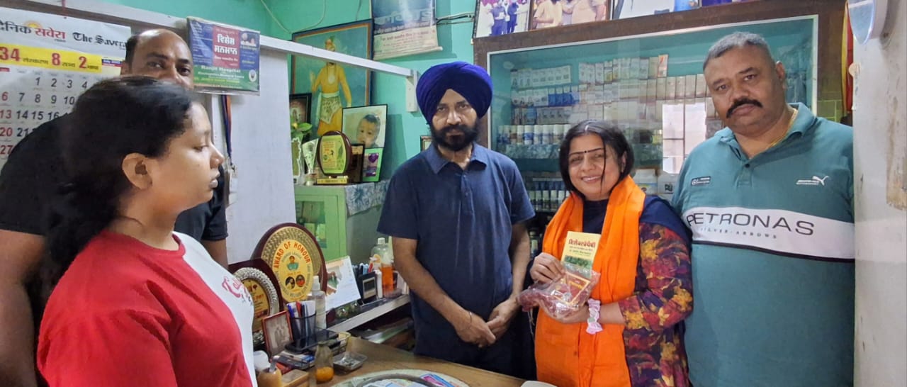 Commissioner of Municipal Corporation Hoshiarpur Madam Jyoti Bala Mattu along with her family reached the residence of Dr. Jasbir Singh Parmar in Ajnoha.